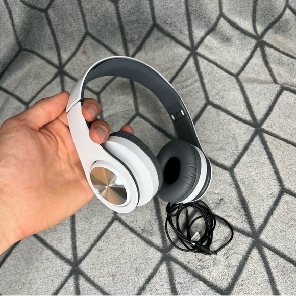 Over Ear Wired Headphones V - Picture 2 of 4